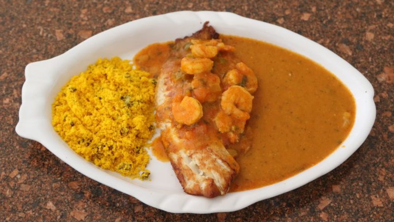 Prato cearense com pescado, farofa e pirão